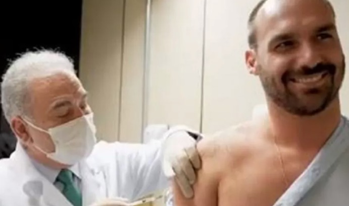 Filho de Bolsonaro é vacinado contra covid e posta nas redes; vídeo
