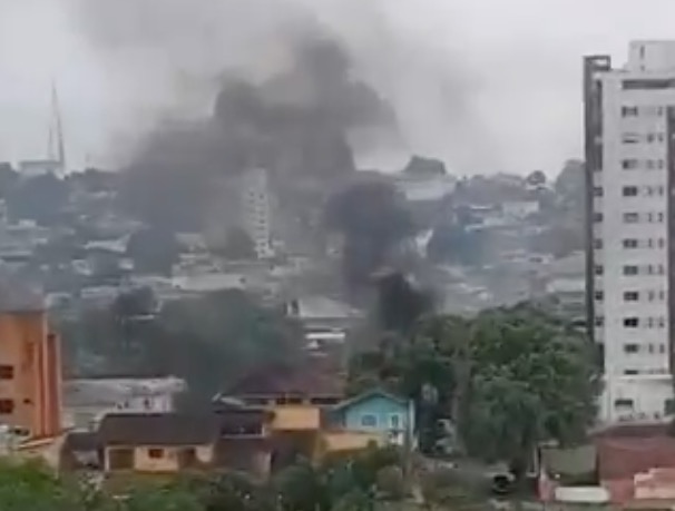 Incêndio em terreno baldio assusta moradores no Vieiralves em Manaus; vídeo