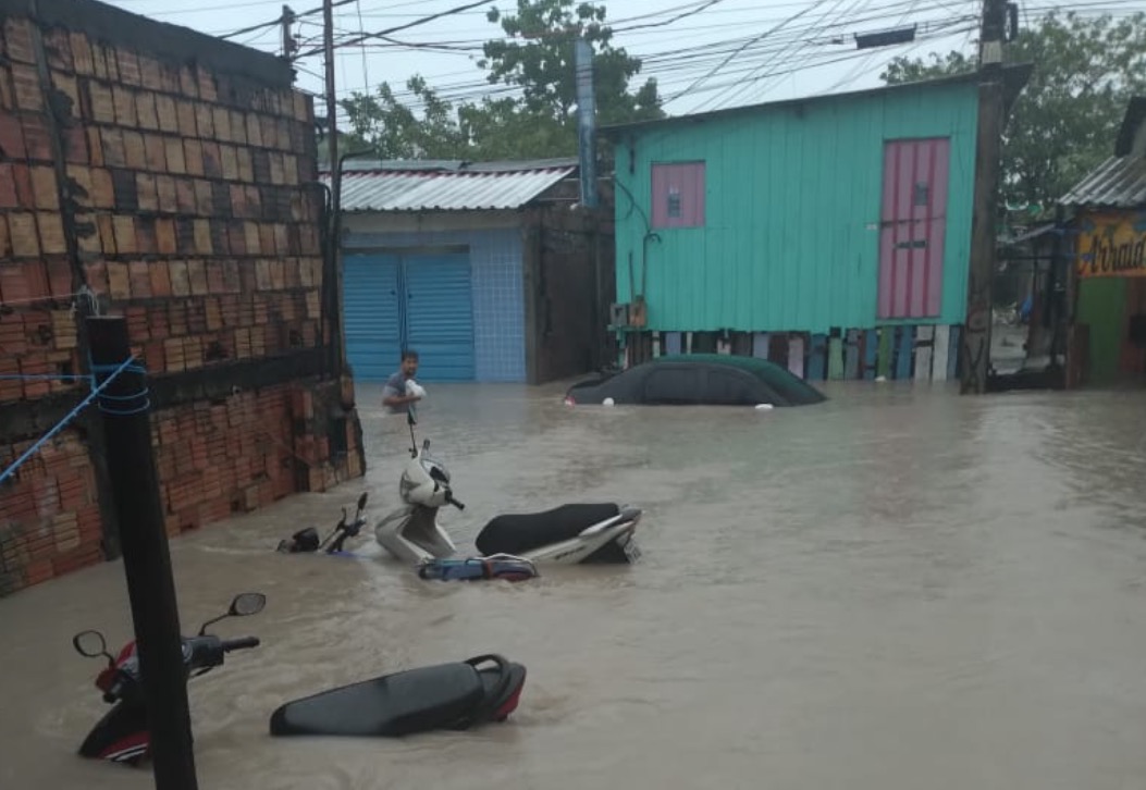 Casas desabam após forte chuva e moradores fazem manifestação em Manaus; vídeos