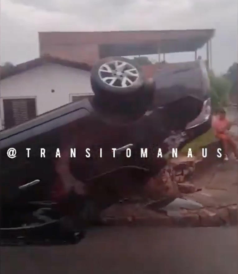 Carro capota em acidente durante chuva em Manaus; vídeo