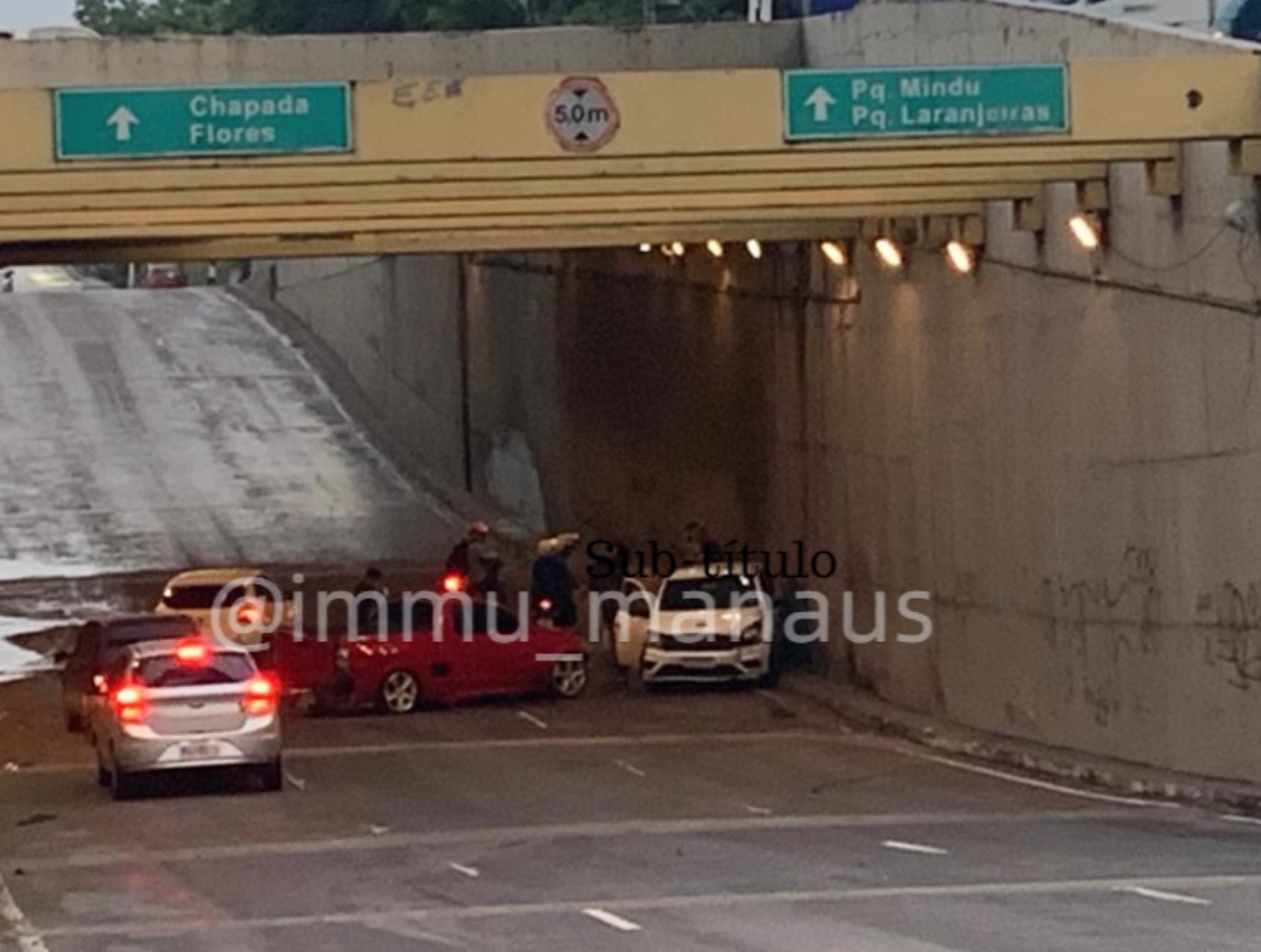 Carros se chocam em acidente debaixo de viaduto em Manaus 