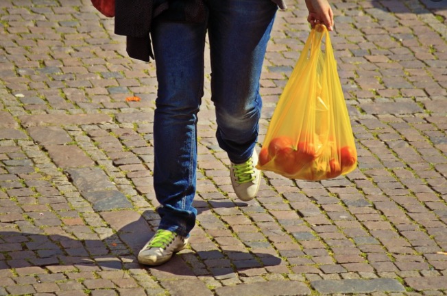 Supermercados deixam de distribuir sacolas plásticas a partir desta sexta em Manaus 