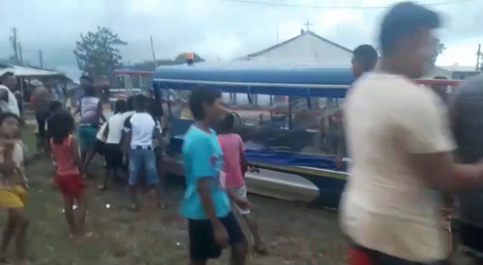 Moradores carregam lancha da Amazonas Energia após corte em comunidade