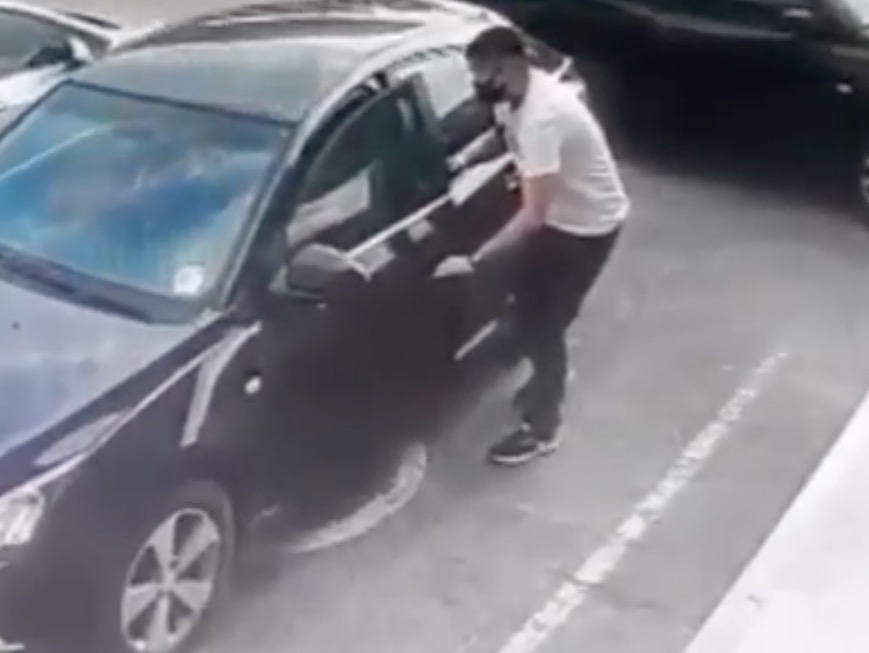 Vídeo: Câmera de segurança flagra homem usando 'chapolin' e furtando carro em Manaus