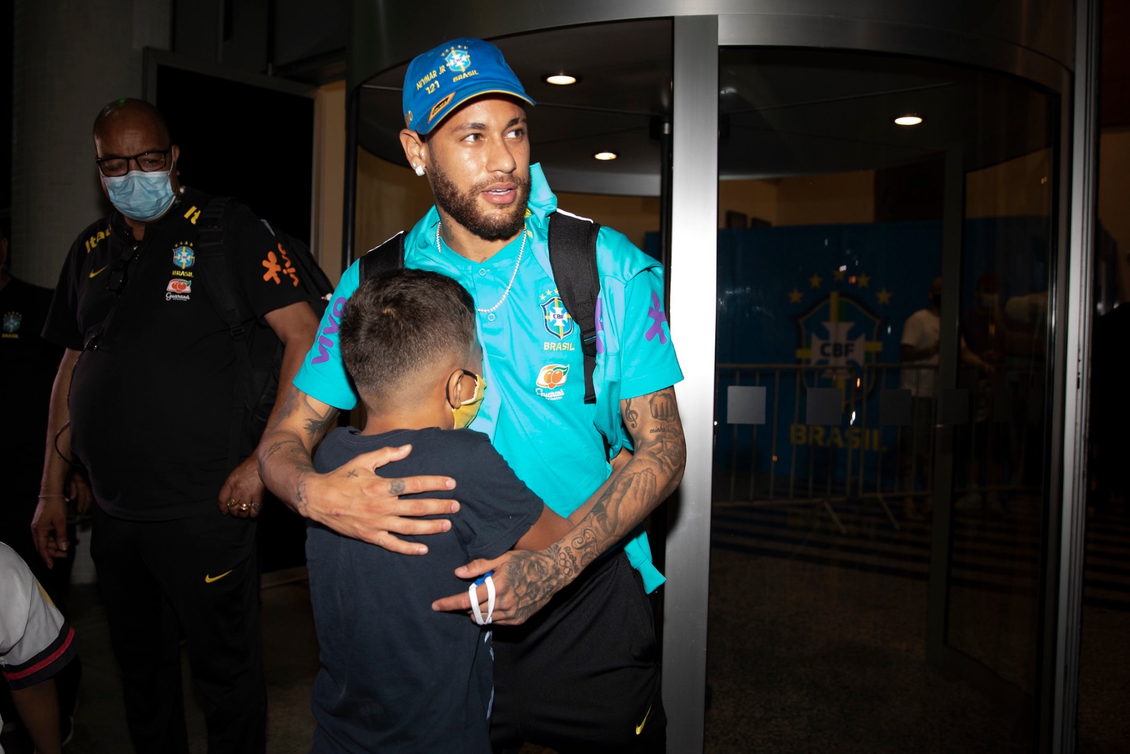 Neymar leva fãs à loucura ao chegar em hotel em Manaus; veja vídeo e fotos 