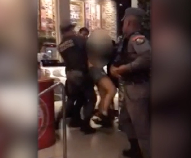 Vídeo mostra confusão em bar após mulher jogar cerveja em policial 