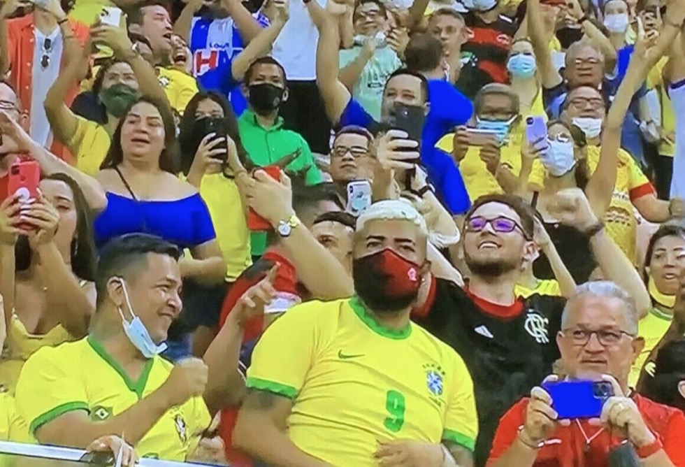 Gabigordo é flagrado durante jogo Brasil x Uruguai em Manaus e internautas comemoram