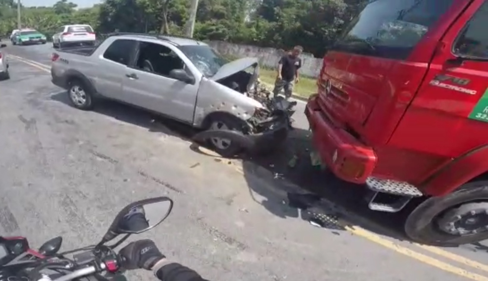 Acidente: Carro bate de frente com caminhão em estrada de Manaus