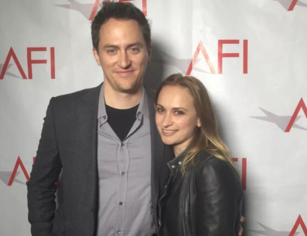 Matthew Hutchins, marido de diretora diz que Alec Baldwin está sendo 'muito prestativo'