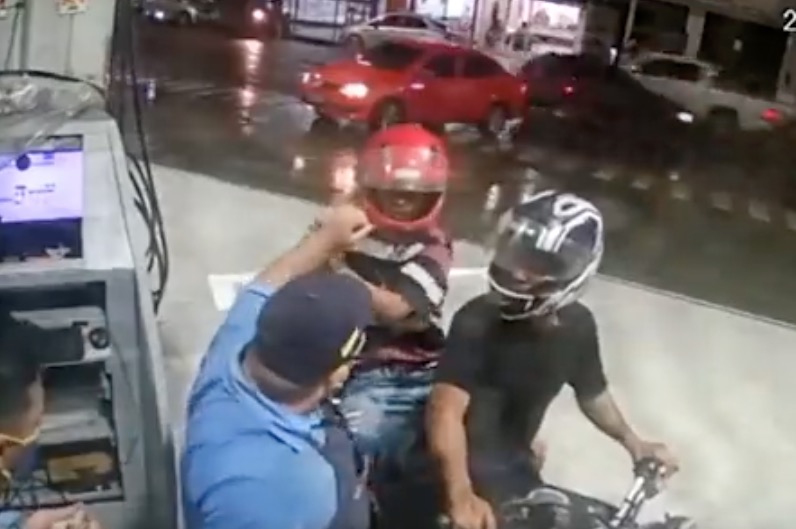 Vídeo: Bandidos tocam o terror durante assalto em posto de combustível em Manaus