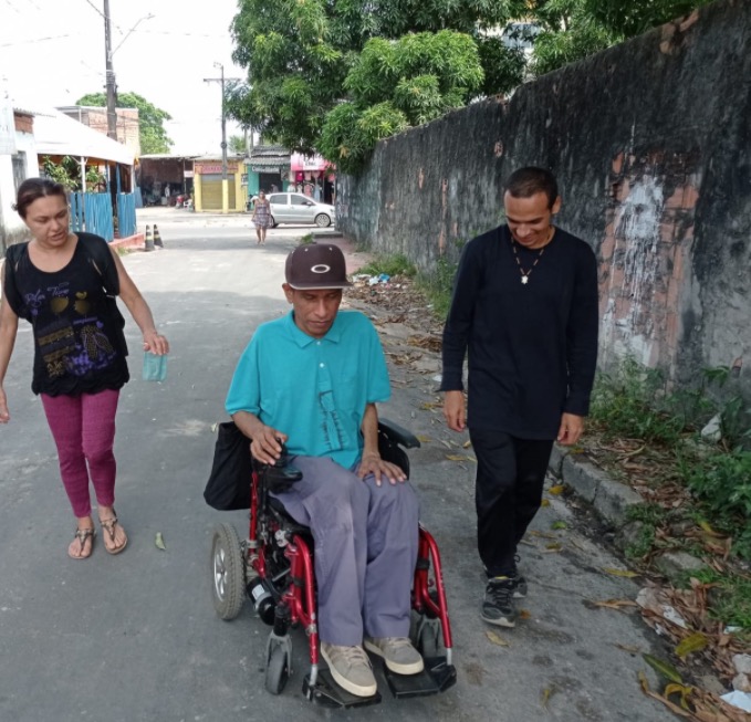 Projeto cultural 'Ruas, Becos e Vielas' aborda desafios diários da acessibilidade em Manaus