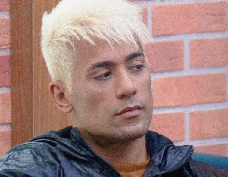 Fisioterapia peniana? Tiago é flagrado fazendo movimentos suspeitos na piscina em A Fazenda