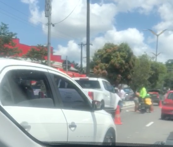 Pedestre é atropelada por picape na avenida Rodrigo Otávio, em Manaus