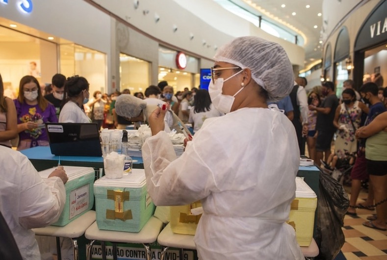Vacinação contra covid é ampliada nos shoppings até dezembro em Manaus 