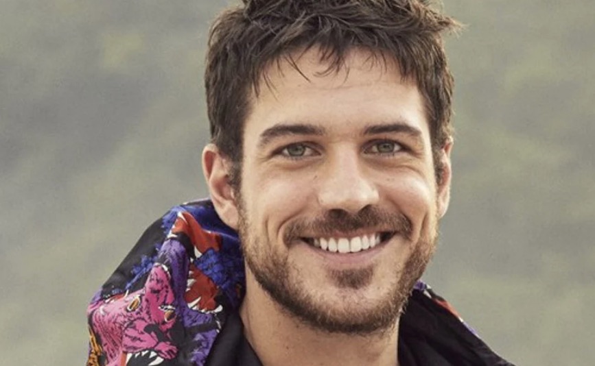 Ator Marco Pigossi assume namoro com diretor italiano
