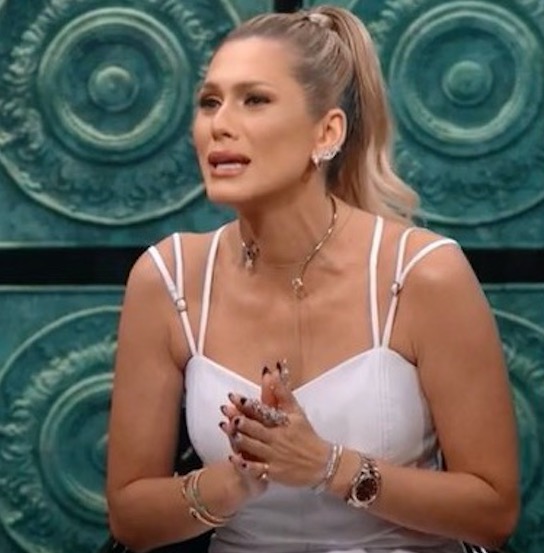 Lívia Andrade relembra procedimento inusitado: 'um litro de café no meu tob*'