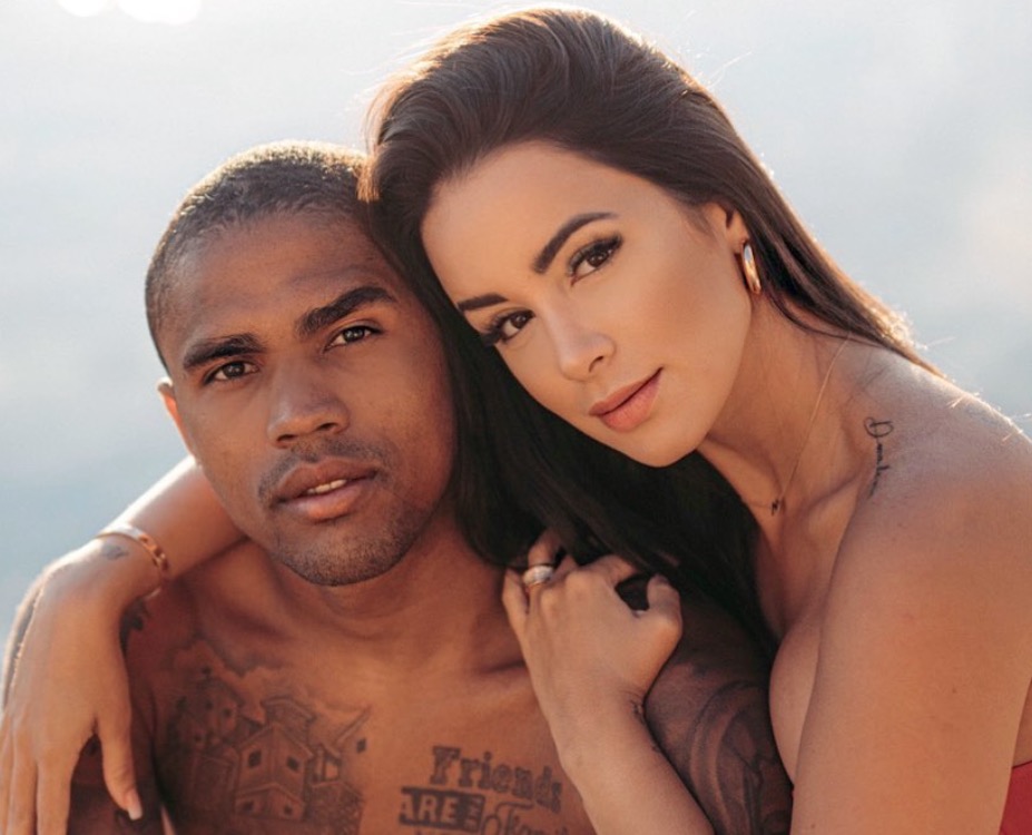 Esposa de Douglas Costa se pronuncia após polêmica de festa de casamento: 'marcado há 6 meses'