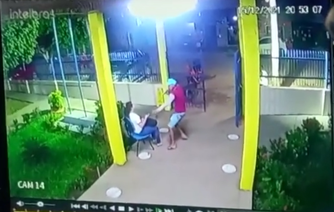 Funcionária tem arma apontada para cabeça durante roubo dentro de escola no Iranduba; vídeo