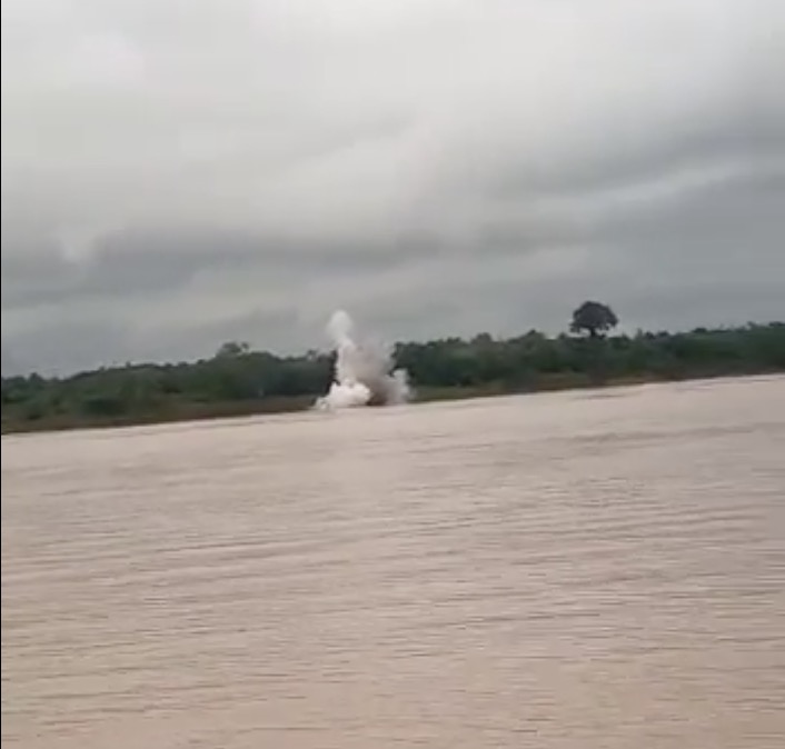Mais de 30 balsas são destruídas em nova operação contra garimpo ilegal no Amazonas
