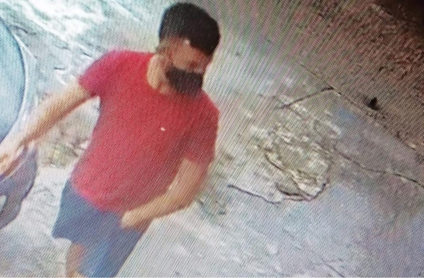 Vídeo: Criminoso arromba carro e rouba mochila em estacionamento em Manaus 