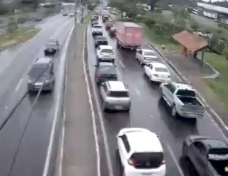 Torquato Tapajós tem trânsito intenso pelo segundo dia seguido após buraco abrir em pista