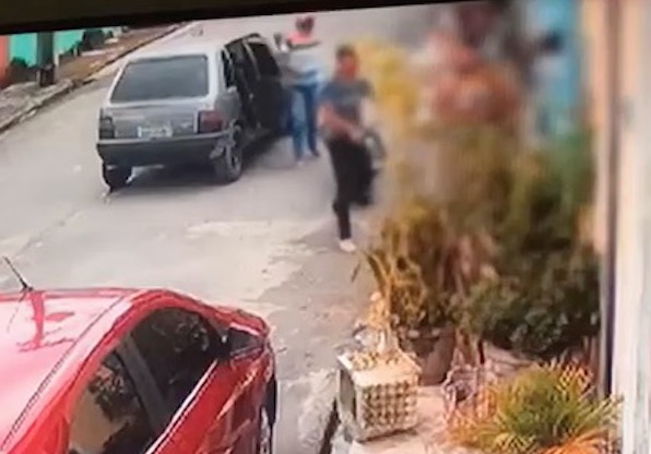 Casal armado rende moradores em frente de casa e leva celulares em Manaus; vídeo