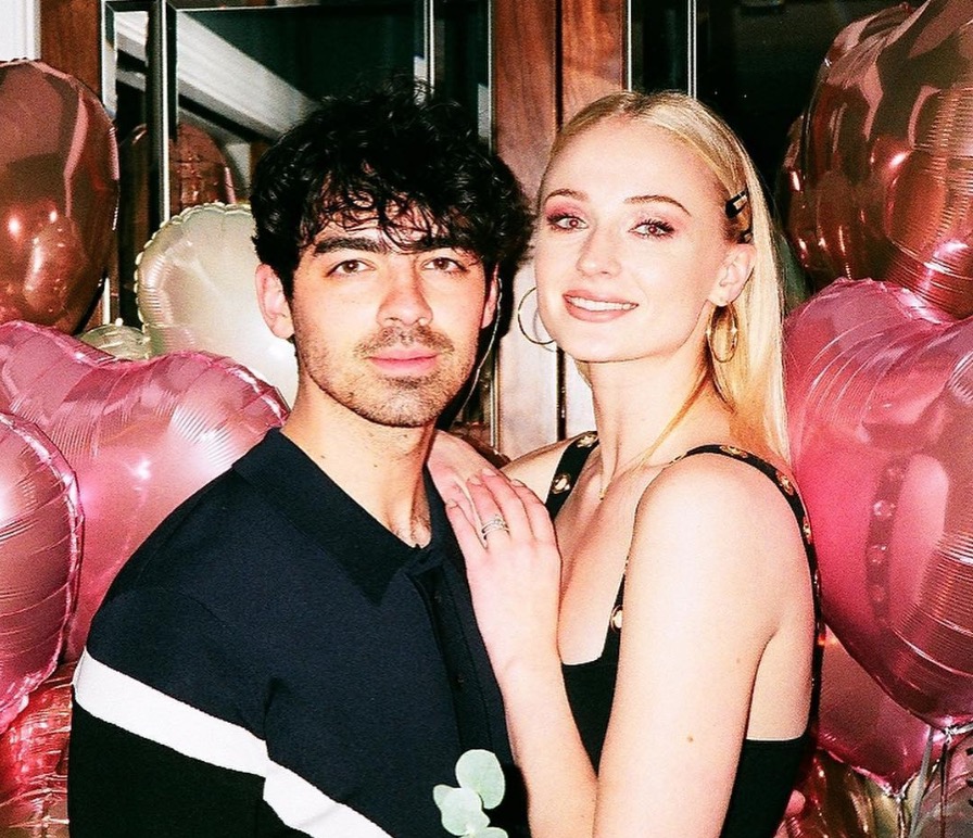 Sophie Turner surge com barriguinha ao lado de Joe Jonas e acende rumores de gravidez
