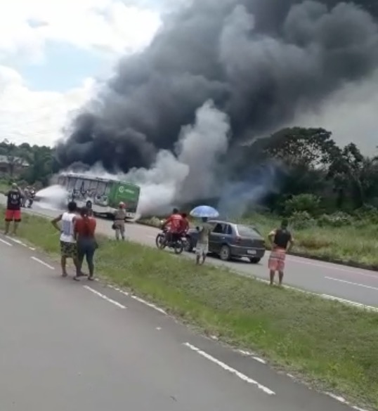 Ônibus pega fogo na AM-070 e assusta motoristas; Vídeo 