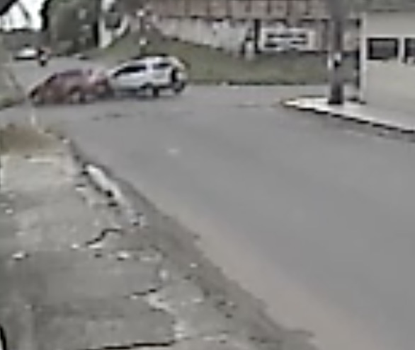 Vídeo mostra acidente entre dois carros em cruzamento de Manaus 