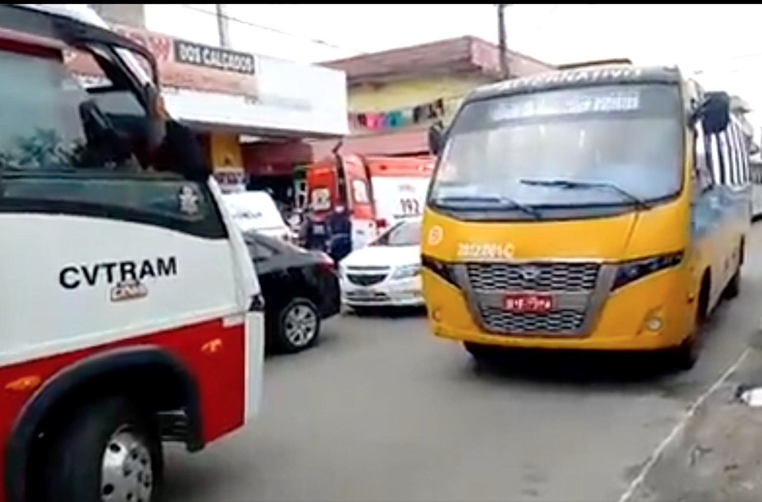 'Amarelinho' entra na contramão e atropela mulher em avenida de Manaus; vídeos