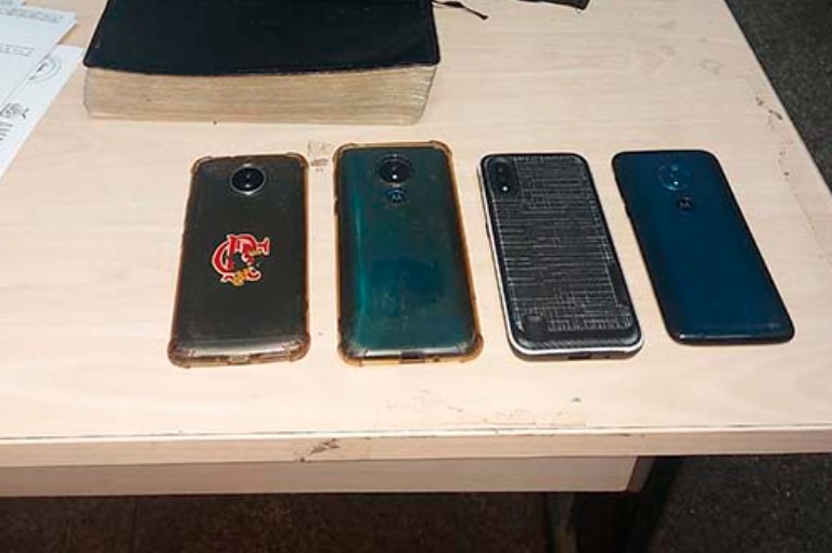 Homem assalta ônibus e durante fuga deixa cair bolsa com celulares em Manaus