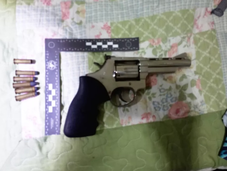 Homem se recusa a mostrar mensagem em celular e é baleado pela esposa