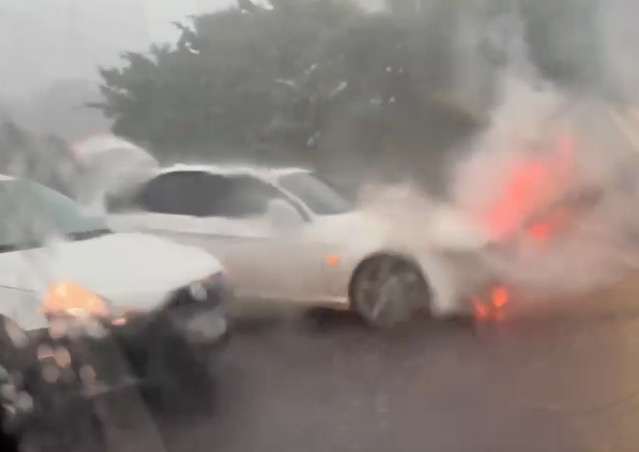 Vídeos: BMW pega fogo em viaduto em avenida de Manaus