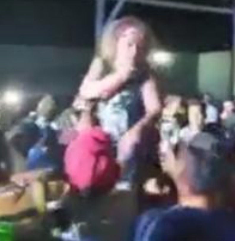 Vídeo: Wanderley Andrade briga com fã após levar 'dedada' durante show no Pará 