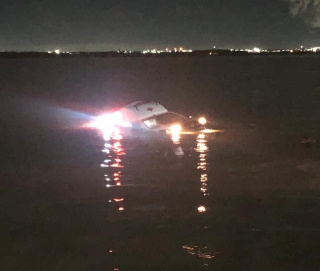 Ambulância que fazia transferência de recém-nascido cai em rio no Amazonas