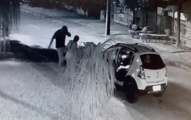 Mulher flagrada por personal com morador de rua sofre de transtorno bipolar, diz jornal 