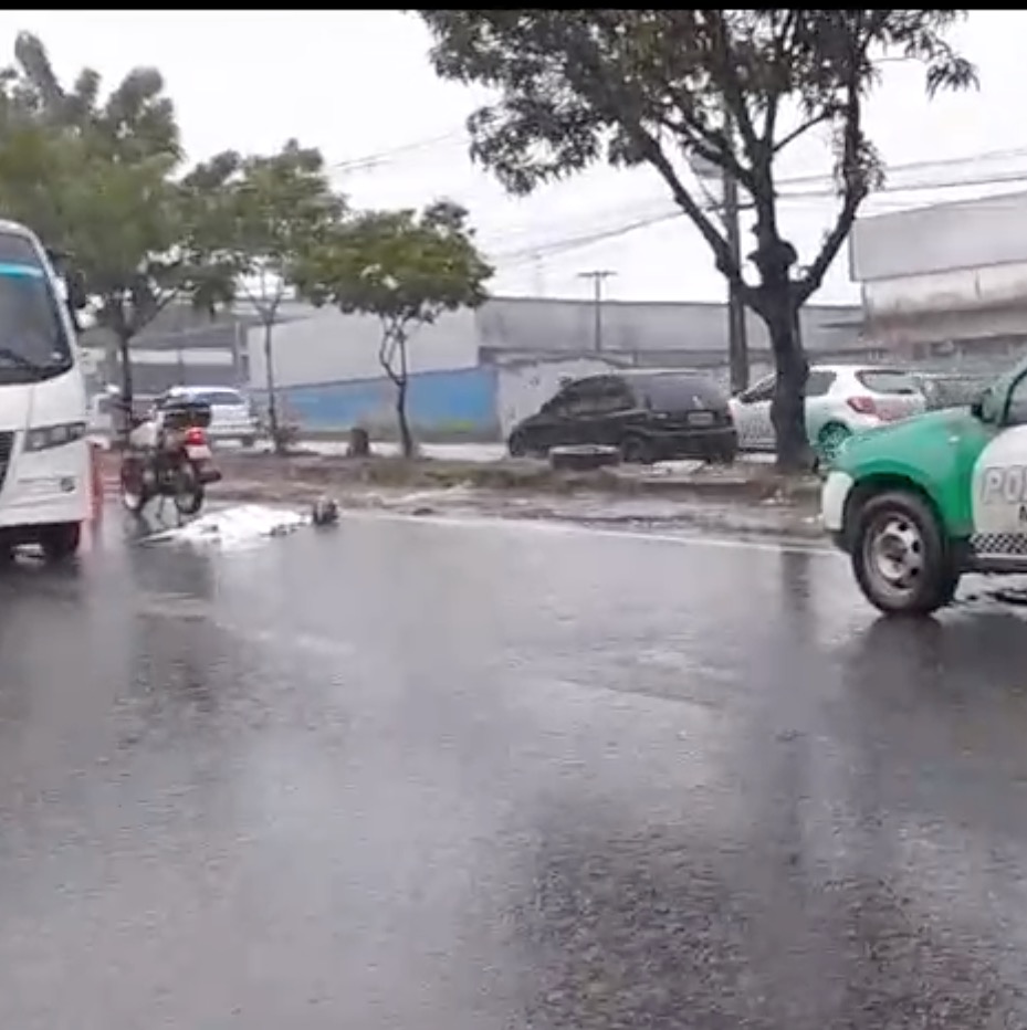 Motociclista morre atropelado por rota do Distrito em Manaus ao ser arremessado em acidente
