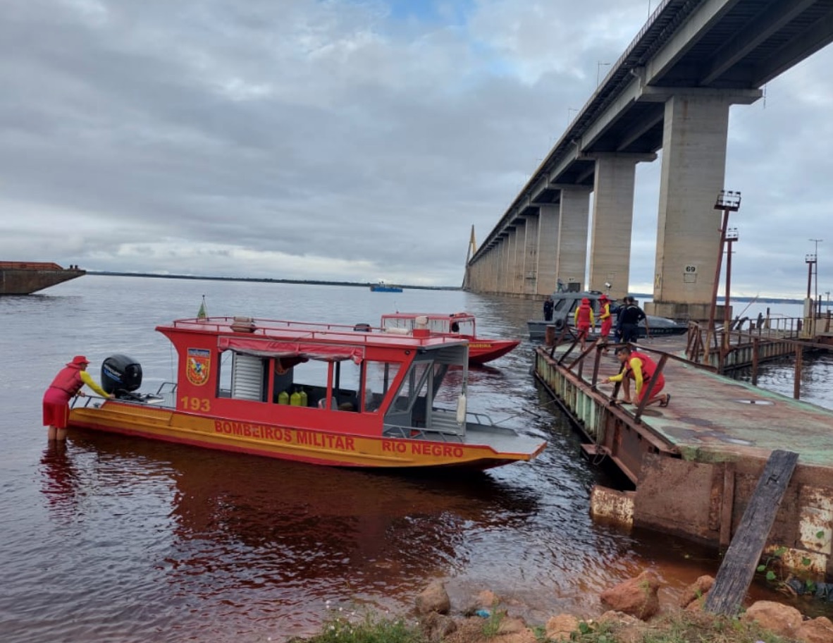 Buscas por segundo paraquedista desaparecido no Rio Negro continuam em Manaus