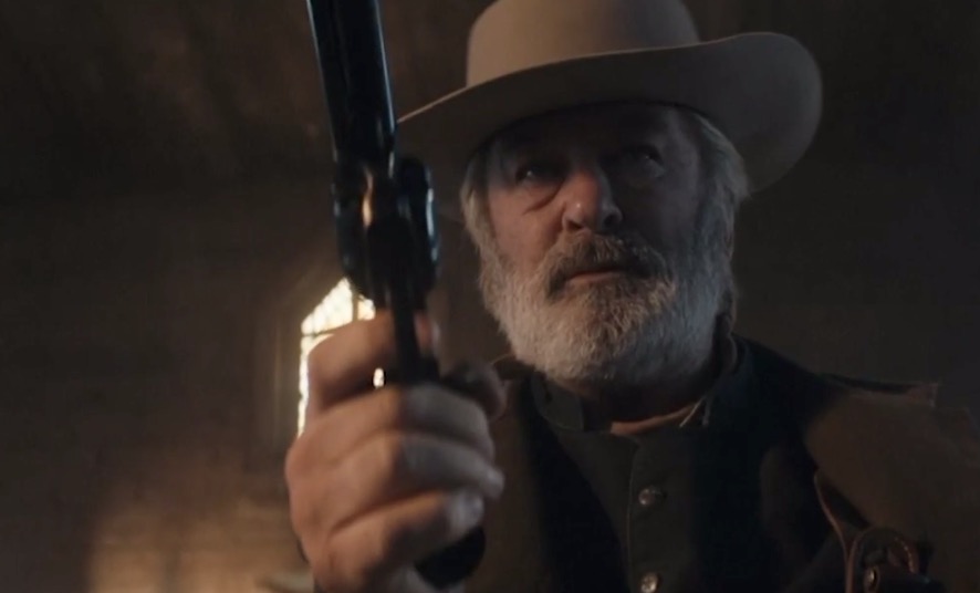 Vídeos mostram Alec Baldwin em set de Rust no dia da morte de diretora e feridos no chão