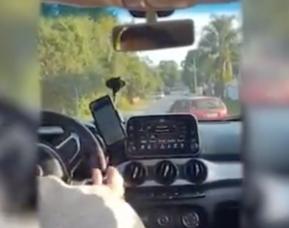 Motorista de app arranca passageira pelos cabelos após confusão por pagamento; vídeo
