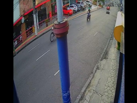 Vídeo: Motociclista sofre acidente após fio enroscar no pescoço no Vieiralves