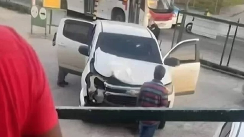 Mãe e filho têm carro metralhado após entrarem em favela por engano