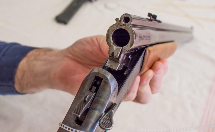 Criança morre com um tiro após irmão de 8 anos disparar espingarda do pai