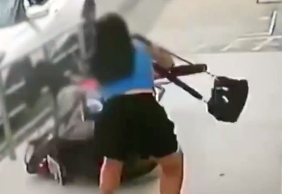 Vídeo: Assaltante atrapalhado cai de moto duas vezes ao tentar roubar mulher