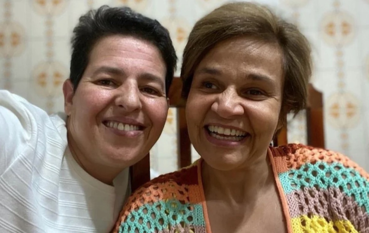 Claudia Rodrigues assume amor por ex-empresária e a pede em casamento; vídeo