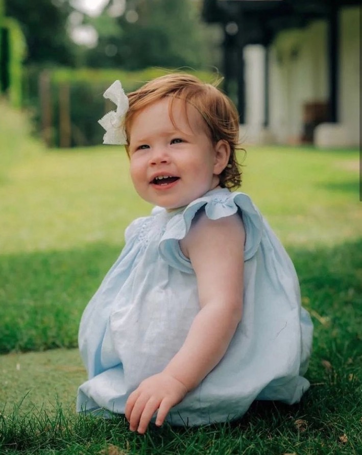 Príncipe Harry e Meghan Markle divulgam 1ª foto da filha, Lilibet Diana 