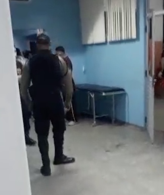 Desesperada, mãe depreda hospital de Manaus ao saber da morte da filha de 1 ano