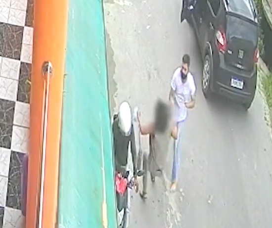 Vídeo: Motorista de aplicativo empurra passageira após corrida em Manaus