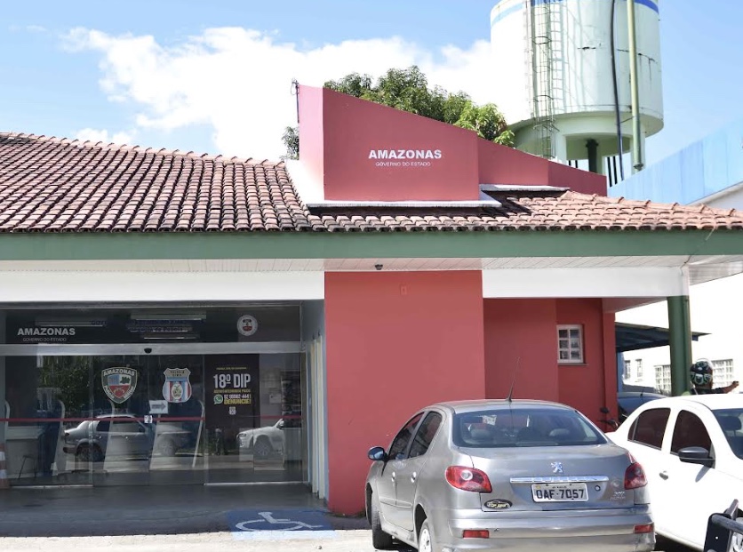 Mulher é presa suspeita de se passar por funcionária do Cras para furtar casas em Manaus