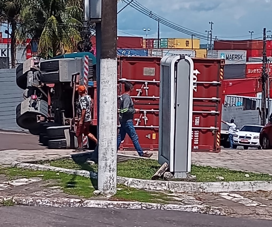 Container tomba em cruzamento em Manaus; Vídeo 